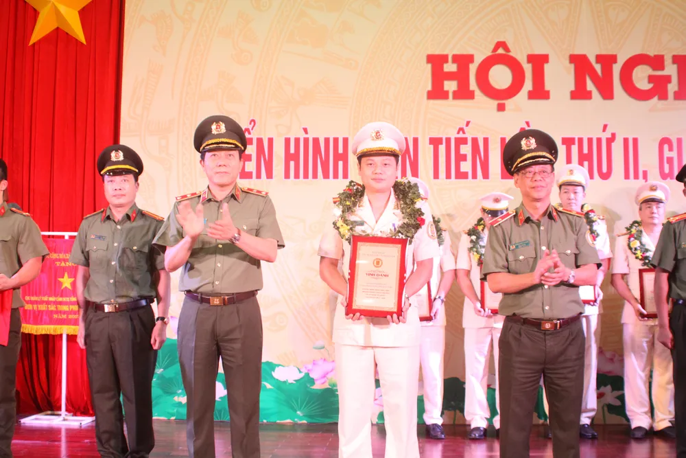 Cục Quản lý xuất nhập cảnh tuyên dương các điển hình tiên tiến phong trào thi đua “Vì an ninh Tổ quốc” ảnh 2