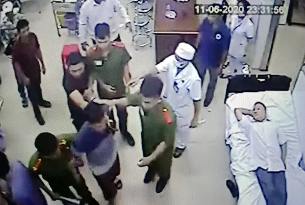 Lực lượng công an đưa ông Chân về trụ sở làm việc