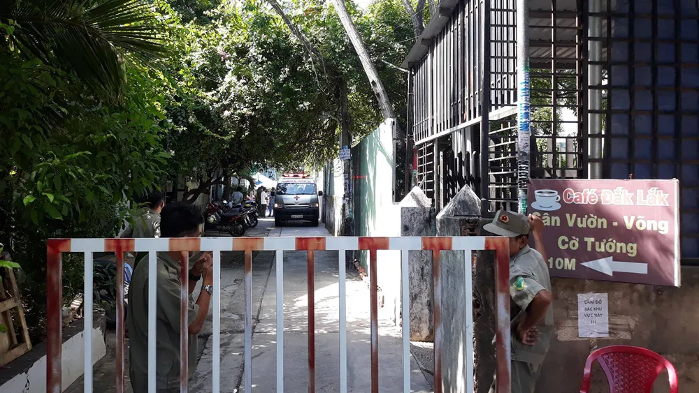 Lực lượng chức năng phong tỏa hiện trường vụ cháy. Ảnh: CHÍ THẠCH