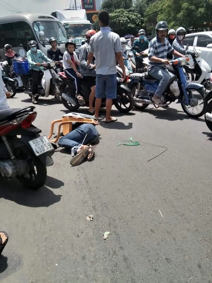 Nhóm trộm xe SH đâm 3 người bị thương khi bị vây bắt ảnh 1