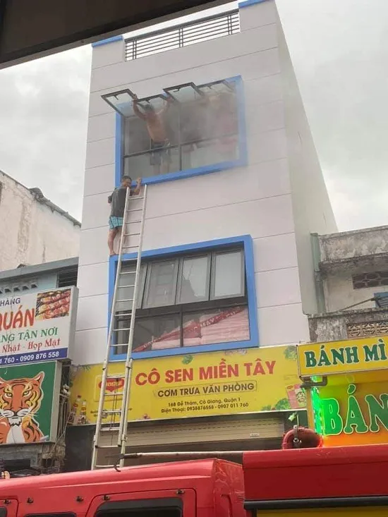Giải cứu 7 người trong căn nhà bán cơm văn phòng bốc cháy ảnh 2