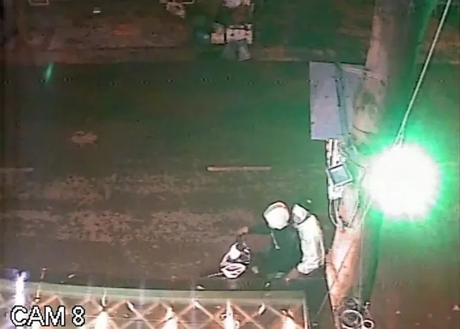 Khởi tố người phụ nữ thuê 3 thiếu niên tạt sơn trộn mắm tôm vào quán cà phê ảnh 1