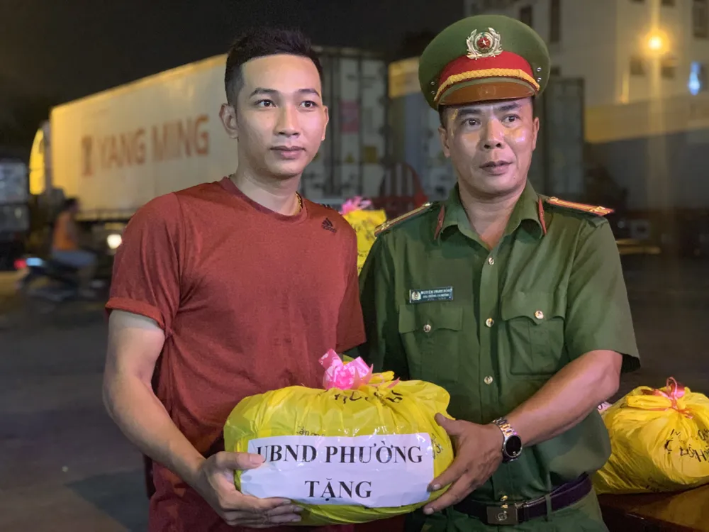 Người dân tự nguyện giao nộp vũ khí cho lực lượng công an ở chợ đầu mối Thủ Đức ảnh 4