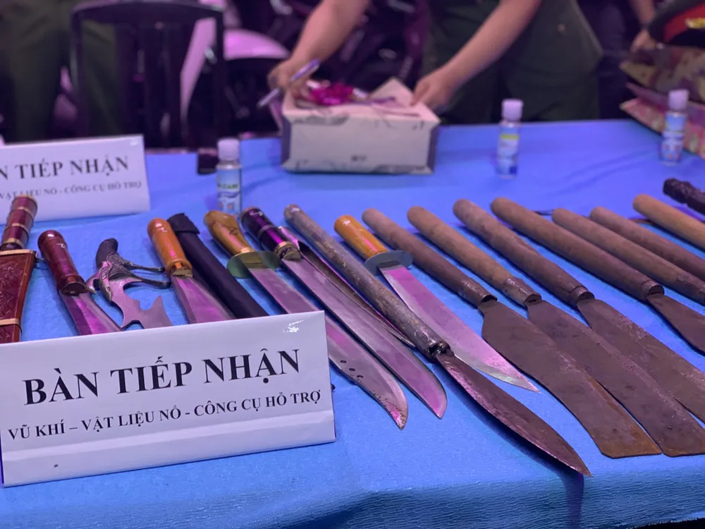 Người dân tự nguyện giao nộp vũ khí cho lực lượng công an ở chợ đầu mối Thủ Đức ảnh 6