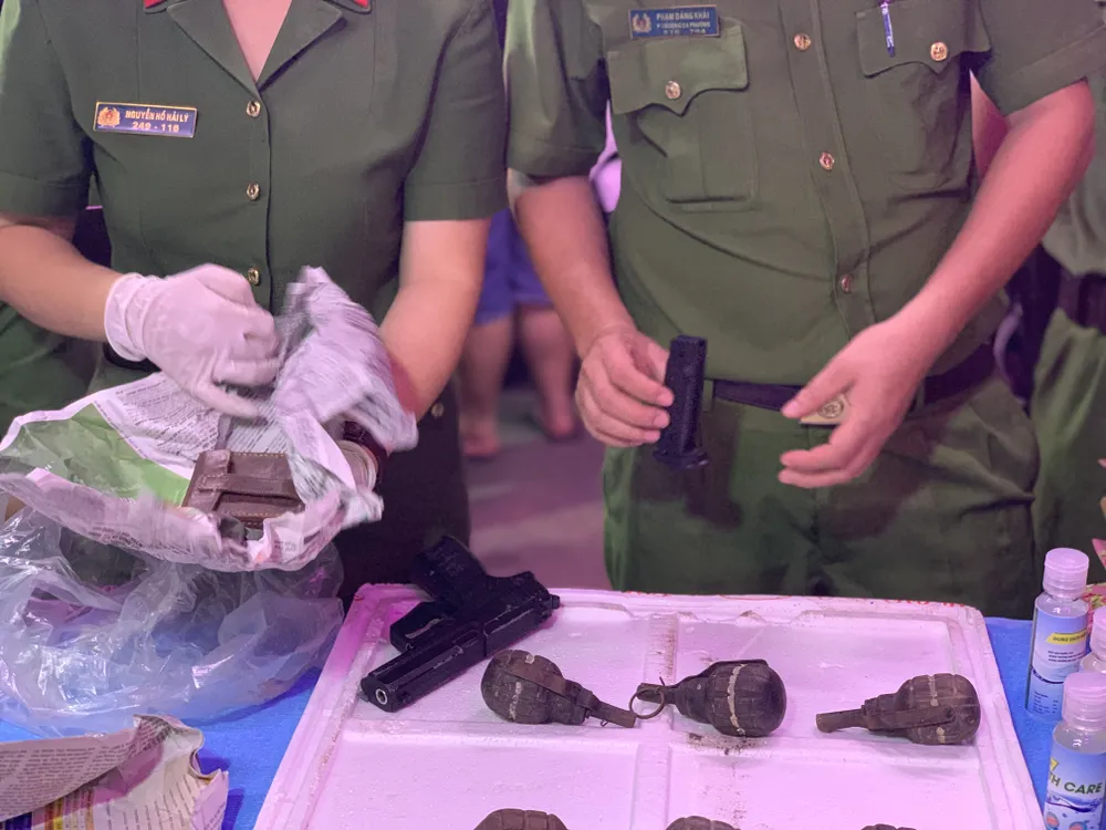 Người dân tự nguyện giao nộp vũ khí cho lực lượng công an ở chợ đầu mối Thủ Đức ảnh 2