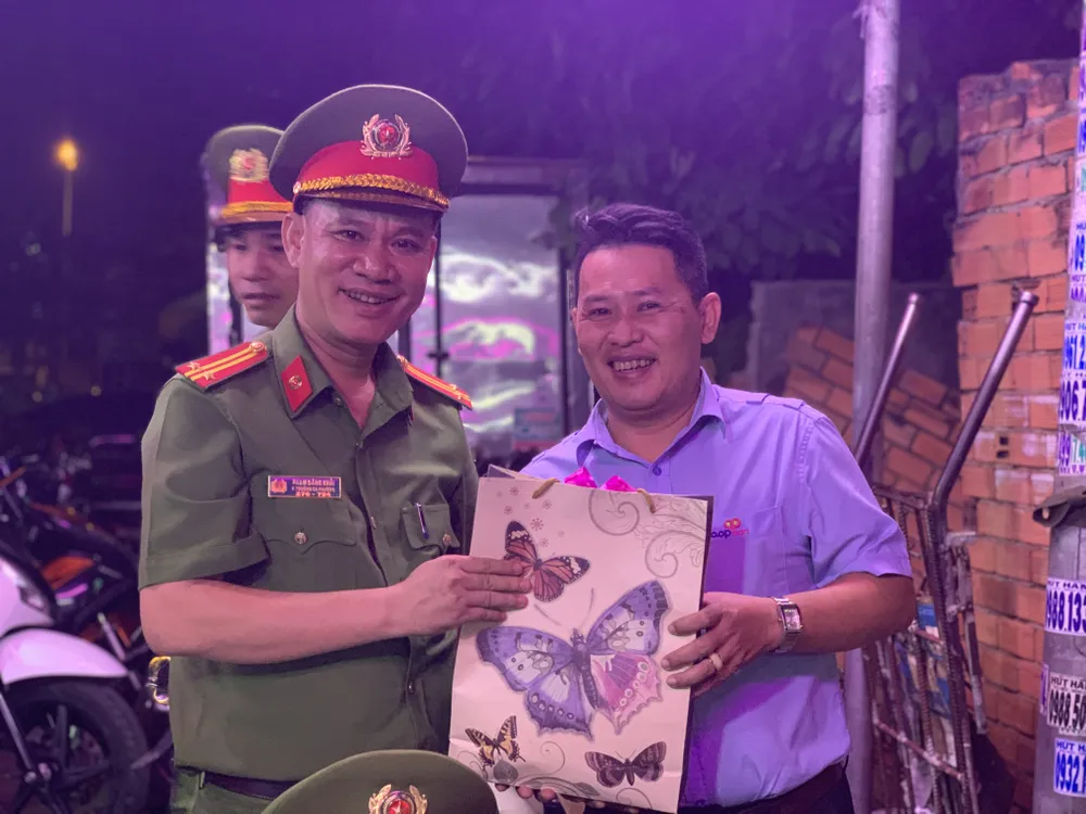 Người dân tự nguyện giao nộp vũ khí cho lực lượng công an ở chợ đầu mối Thủ Đức ảnh 5