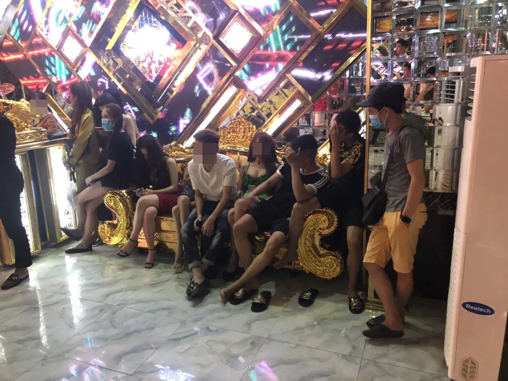 Đột kích khách sạn, quán karaoke ở quận Bình Tân, phát hiện nhiều “dân chơi” dương tính chất ma túy ảnh 4