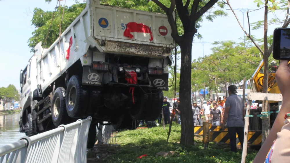 Xe ben lao xuống kênh Tàu Hủ, tài xế thoát chết ảnh 2