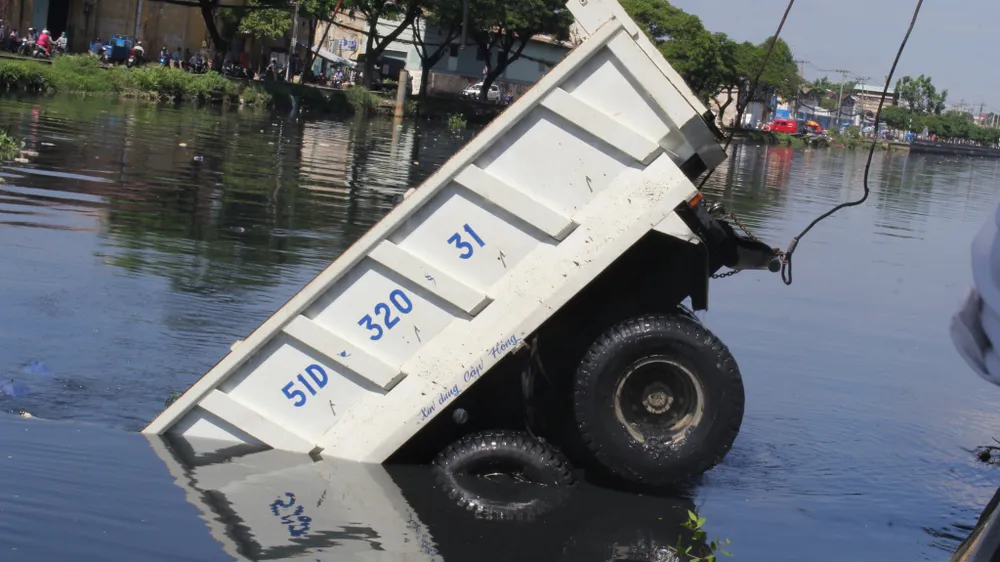 Xe ben lao xuống kênh Tàu Hủ, tài xế thoát chết ảnh 4