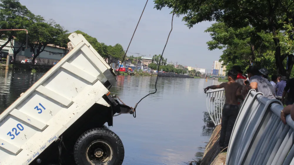Xe ben lao xuống kênh Tàu Hủ, tài xế thoát chết ảnh 5