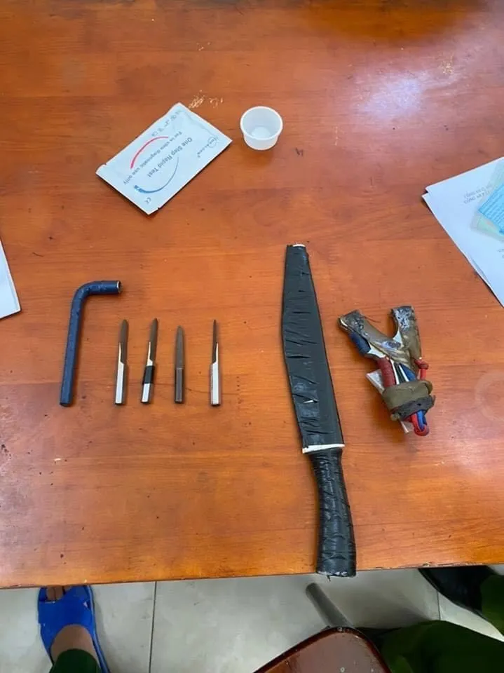 Kẻ trộm dùng dao tấn công công an khi bị vây bắt ở quận Thủ Đức ảnh 1