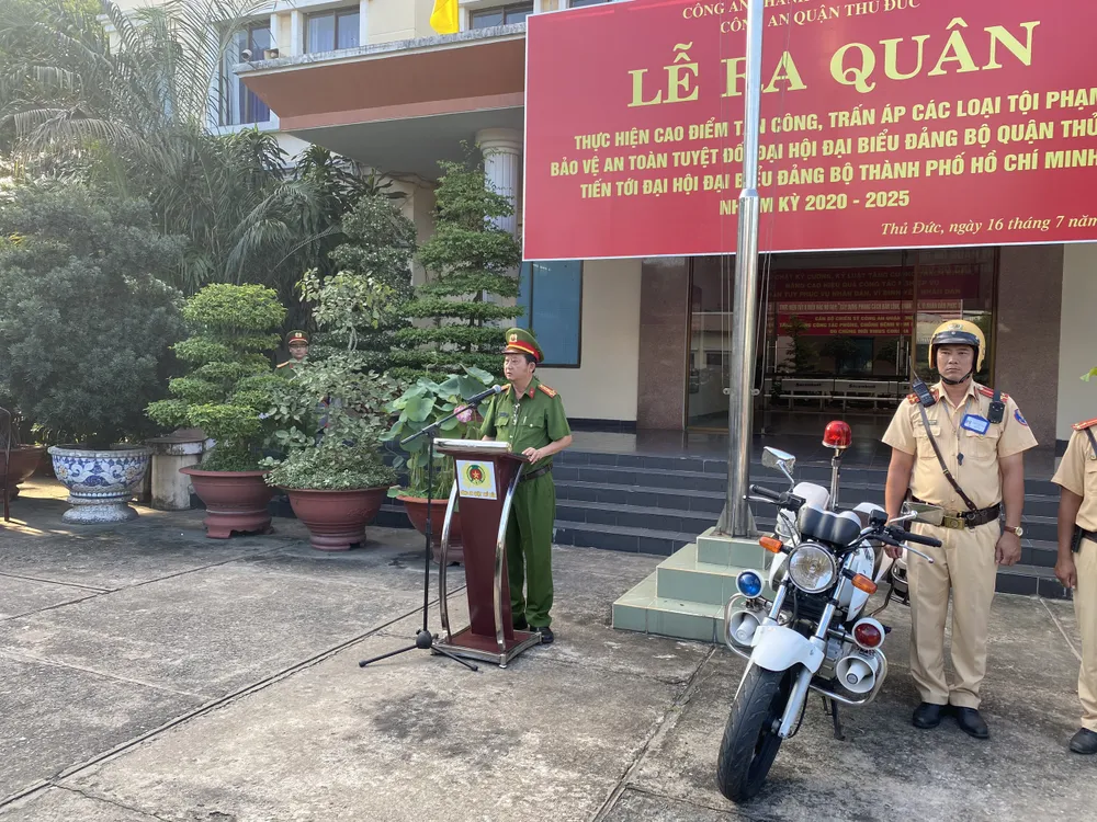 Nhiều quận ở TPHCM đồng loạt ra quân trấn áp tội phạm ảnh 10