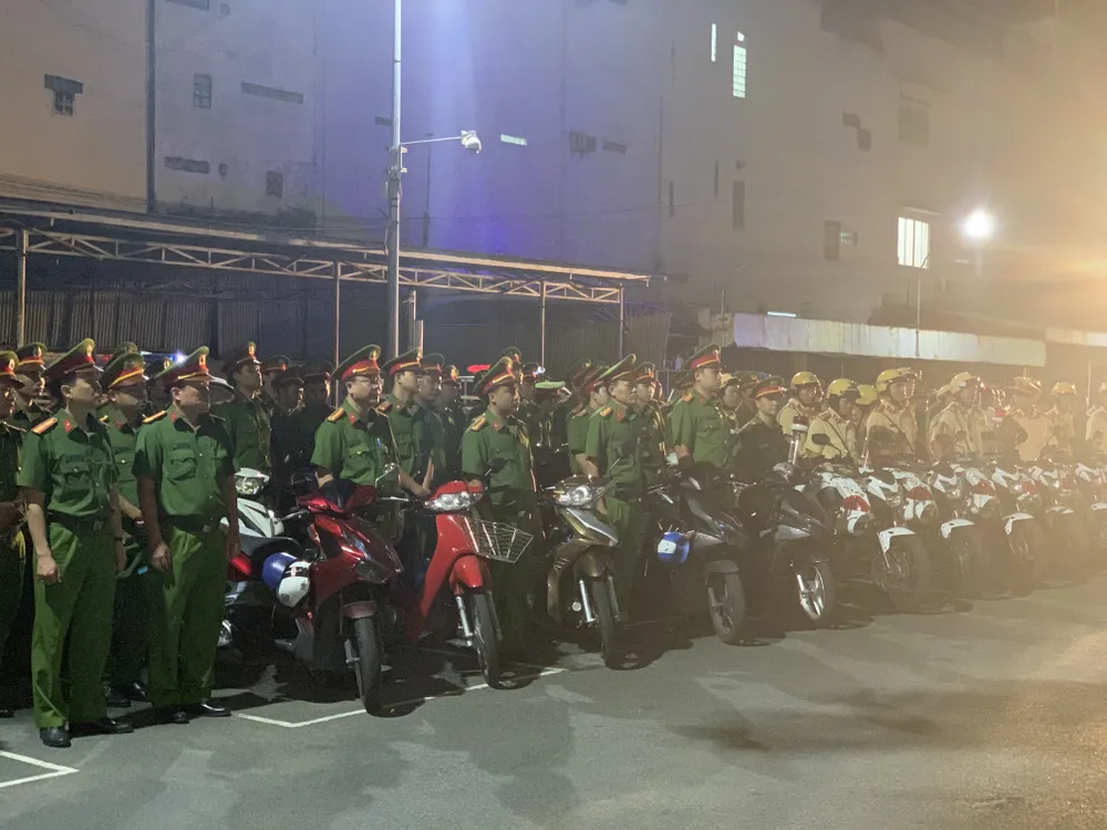 Nhiều quận ở TPHCM đồng loạt ra quân trấn áp tội phạm ảnh 1