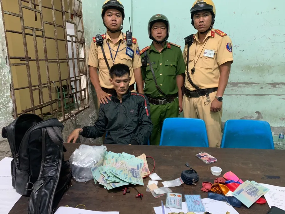 Bị công an chặn xe, kẻ mang ma tuý vứt xe bỏ chạy ảnh 1