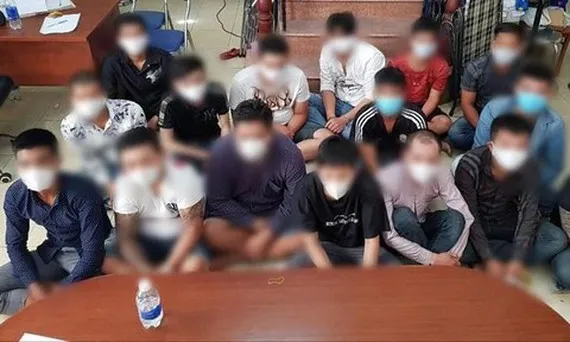 Bị can gây ra vụ “băng áo cam” đập phá quán nhậu ở quận Bình Tân ra đầu thú ảnh 2