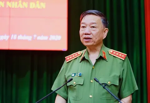 Thăng hàm Thiếu tướng cho Phó Giám đốc Công an TPHCM Đinh Thanh Nhàn  ảnh 2