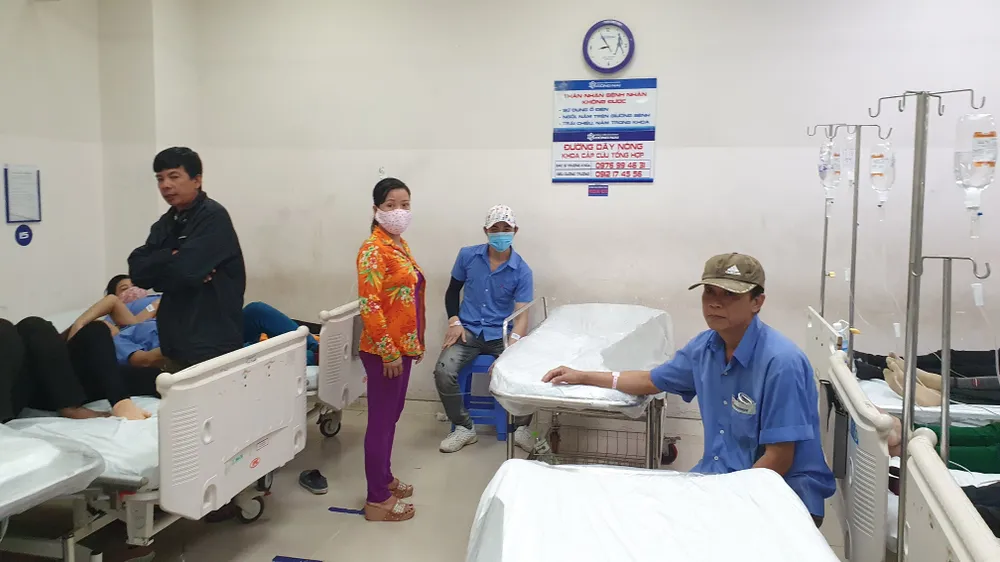 Hàng trăm công nhân nghi ngộ độc thực phẩm nhập viện cấp cứu sau bữa cơm tối  ảnh 1