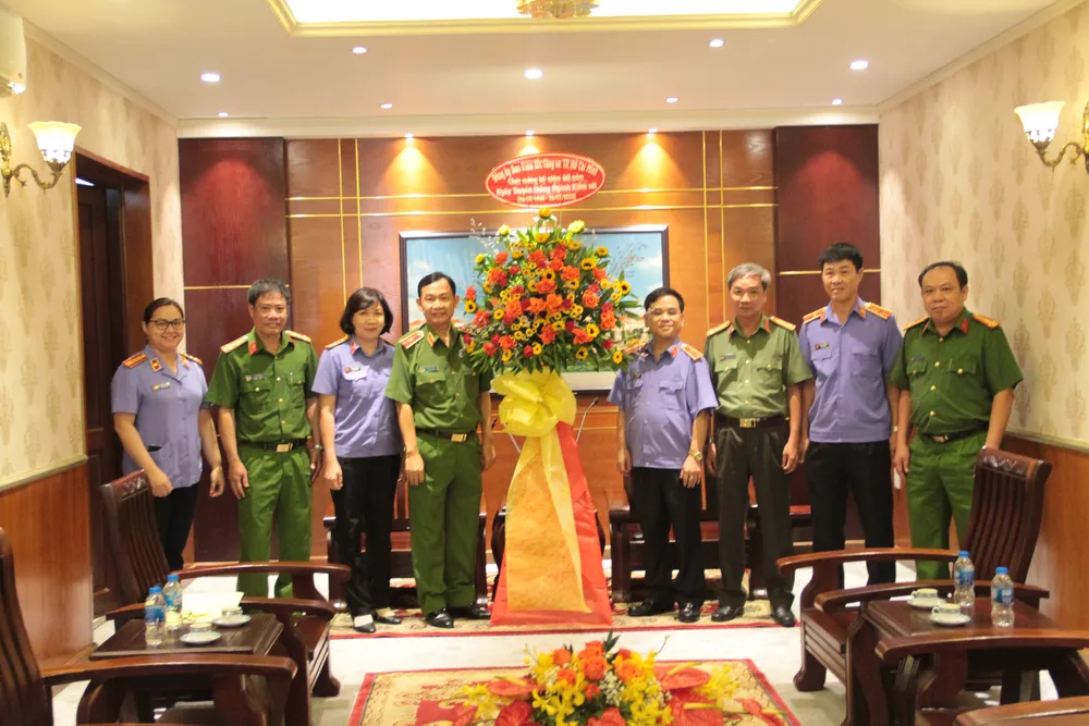 Công an TPHCM chúc mừng ngày truyền thống của ngành kiểm sát ảnh 1