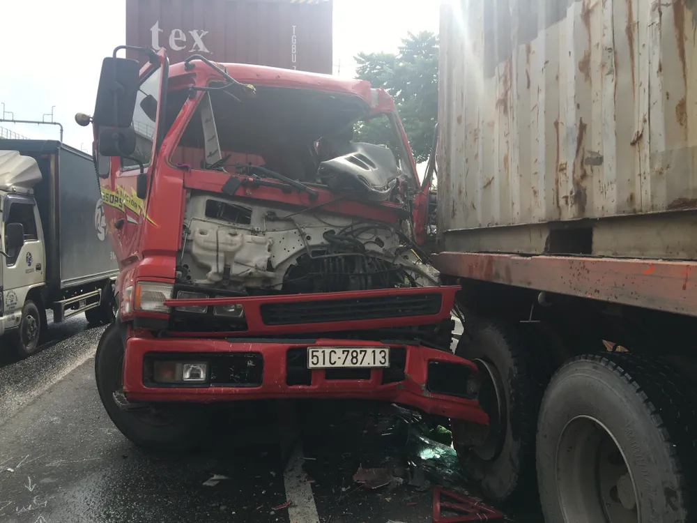 Người dân dùng xà beng cạy cửa giải cứu tài xế bị thương mắc kẹt trong cabin ảnh 1