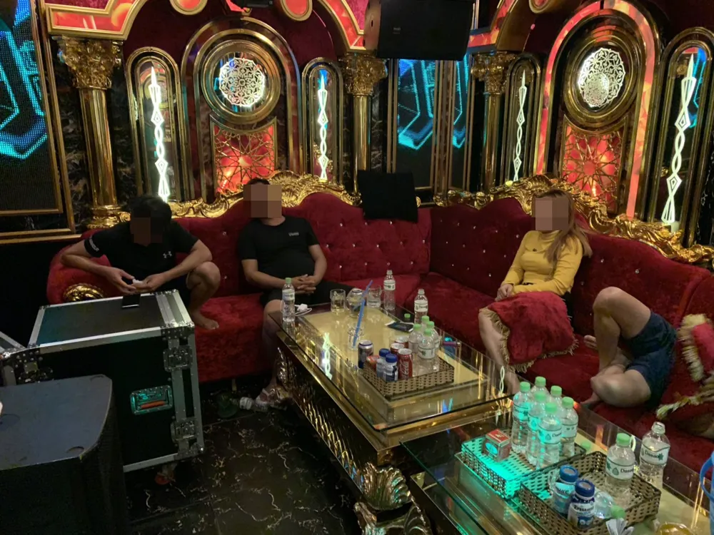 Phát hiện 21 “dân chơi” dương tính với chất ma tuý ở quán karaoke Hollywood quận Bình Tân ảnh 2