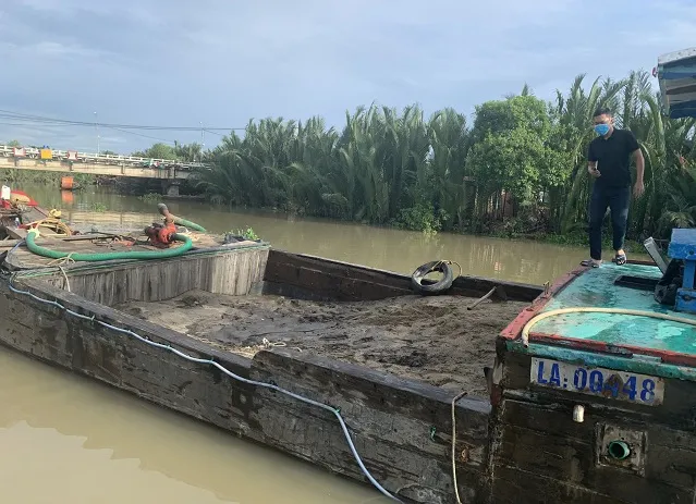 Phát hiện 2 vụ khai thác cát trái phép trên sông Tắc, quận 9 ảnh 1