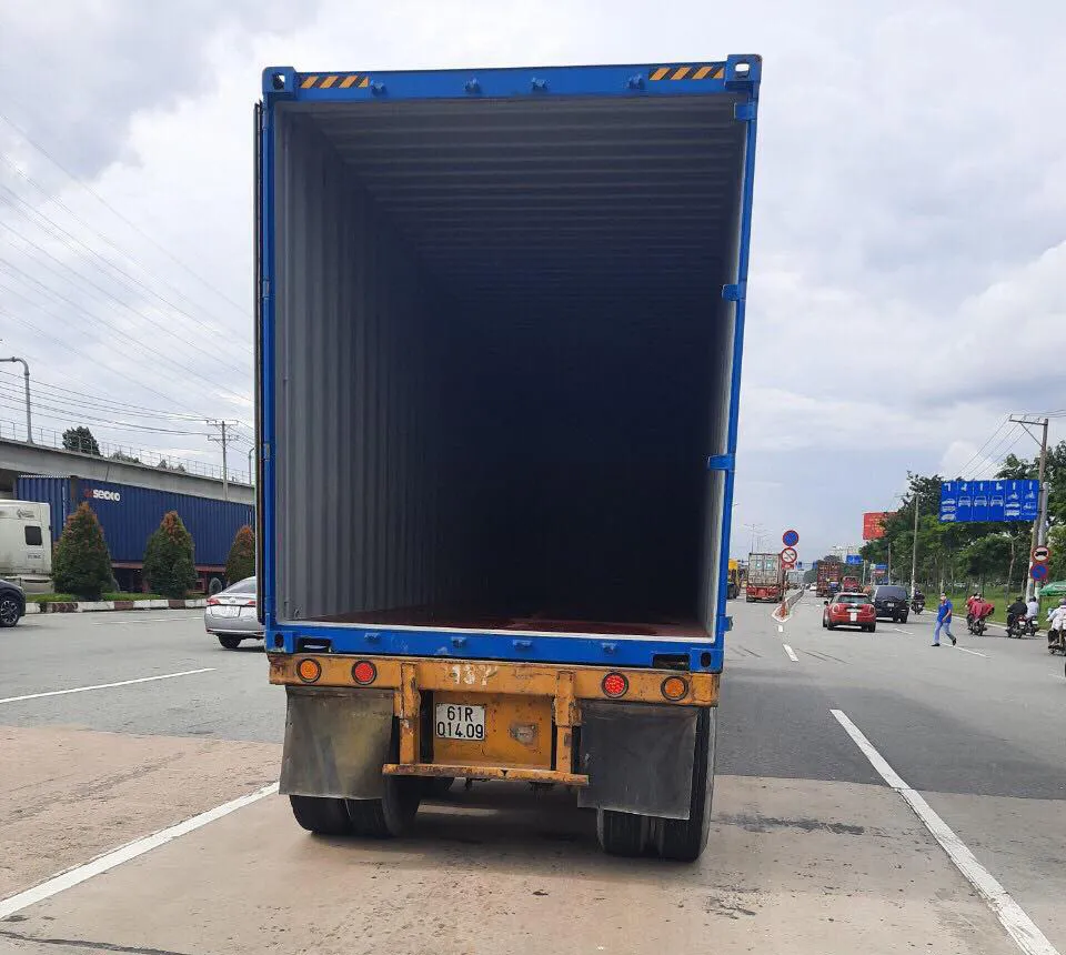 Cửa thùng xe container bị bung, đập nát cabin trạm thu phí Xa Lộ Hà Nội ảnh 1