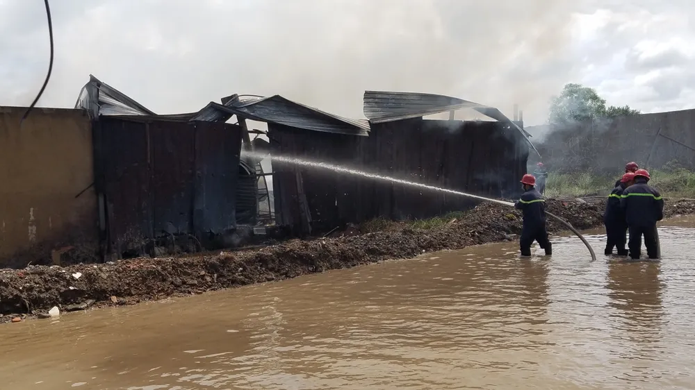 Bãi chứa phế liệu ở huyện Bình Chánh bốc cháy khói đen hàng chục mét  ảnh 1