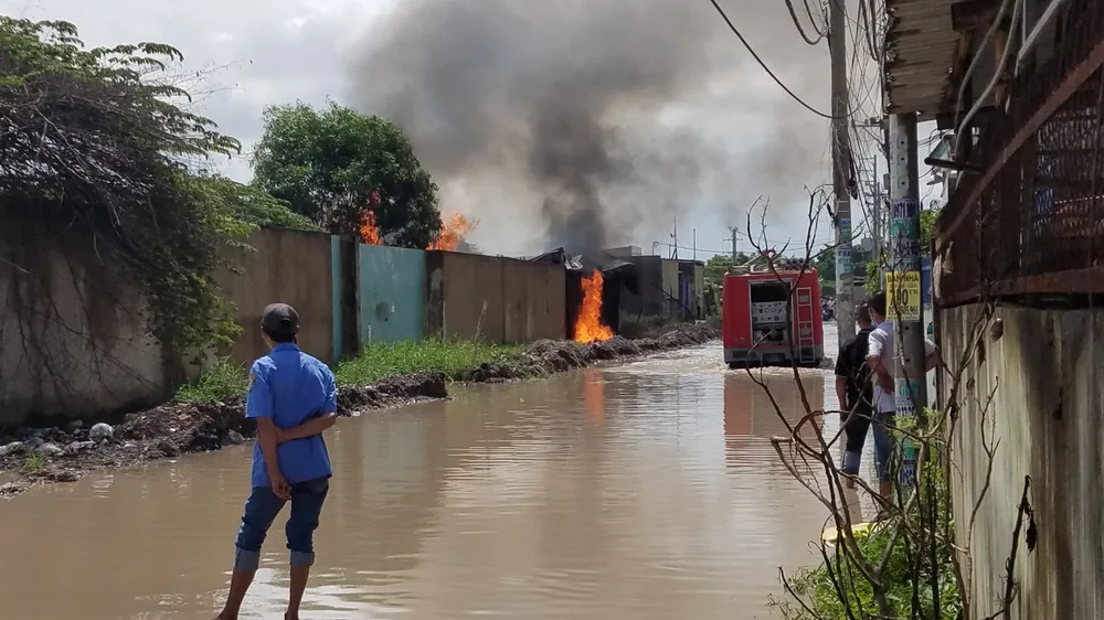 Bãi chứa phế liệu ở huyện Bình Chánh bốc cháy khói đen hàng chục mét  ảnh 2