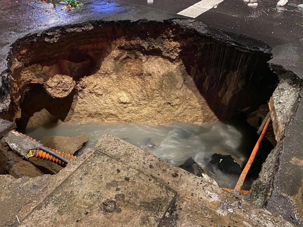 “Hố tử thần” xuất hiện trên đường phố sau cơn mưa lớn tại quận Gò Vấp ảnh 1