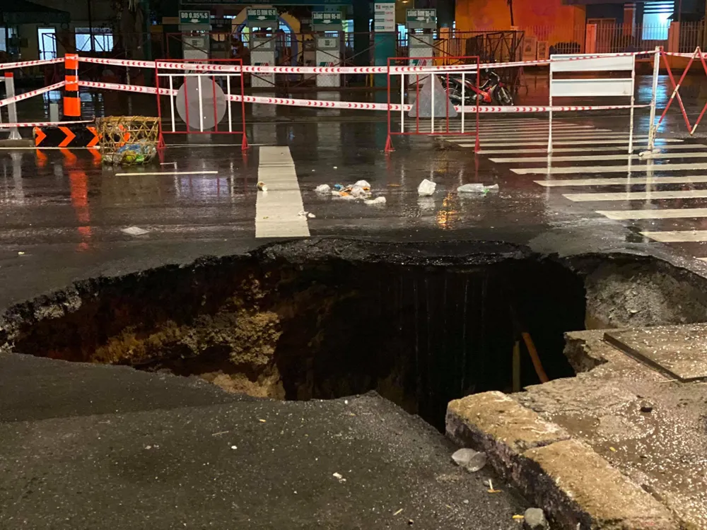 “Hố tử thần” xuất hiện trên đường phố sau cơn mưa lớn tại quận Gò Vấp ảnh 3