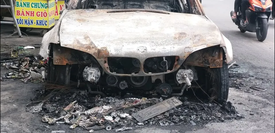 “Xế hộp” BMW bốc cháy trơ khung trên quốc lộ ảnh 1