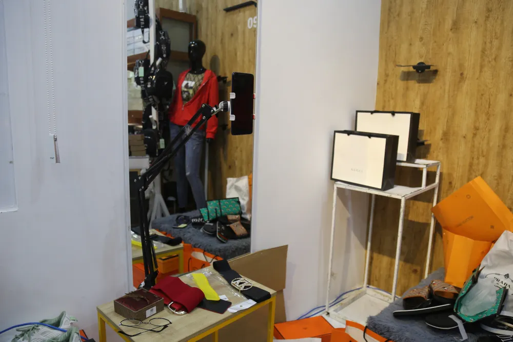 Phát hiện kho hàng hiệu nước ngoài không rõ nguồn gốc  ảnh 13