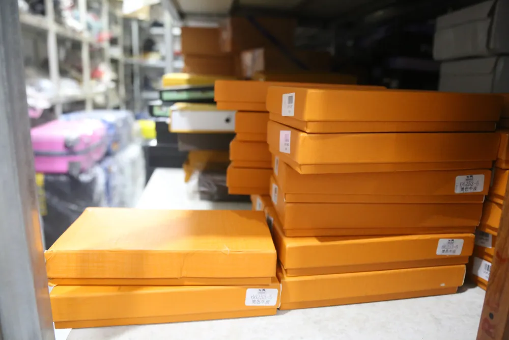 Cận cảnh kho “hàng hiệu” nhập từ... chợ Đồng Xuân, chợ Lớn, chợ An Đông ảnh 3