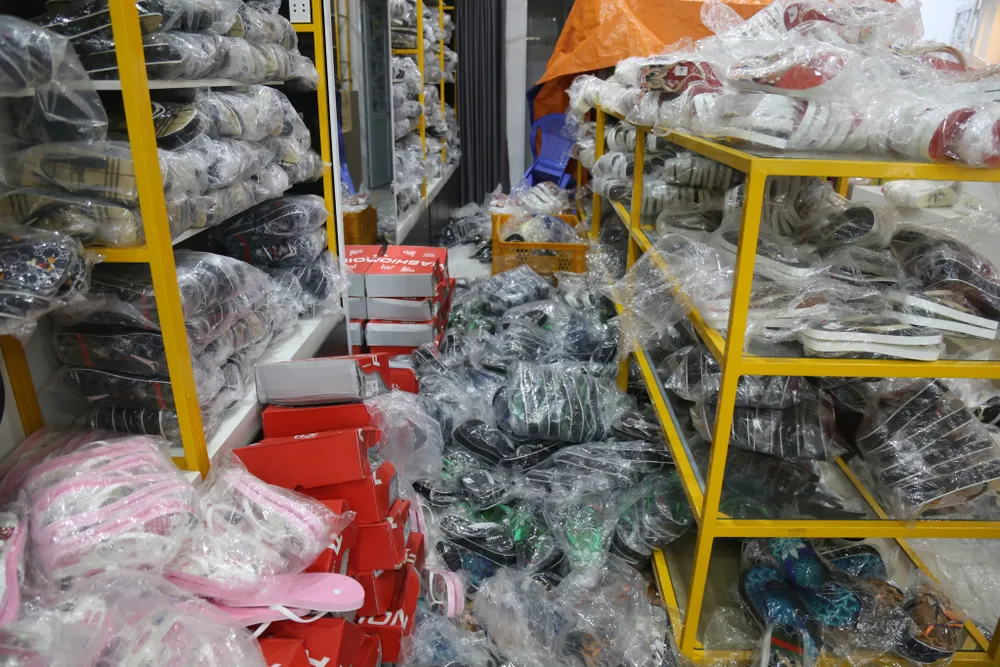 Phát hiện kho hàng hiệu nước ngoài không rõ nguồn gốc  ảnh 2