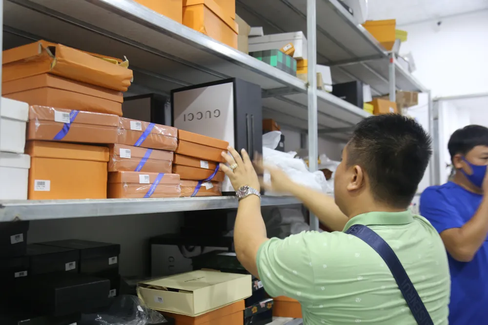 Phát hiện kho hàng hiệu nước ngoài không rõ nguồn gốc  ảnh 3