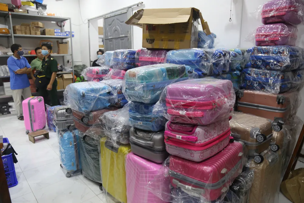 Phát hiện kho hàng hiệu nước ngoài không rõ nguồn gốc  ảnh 4