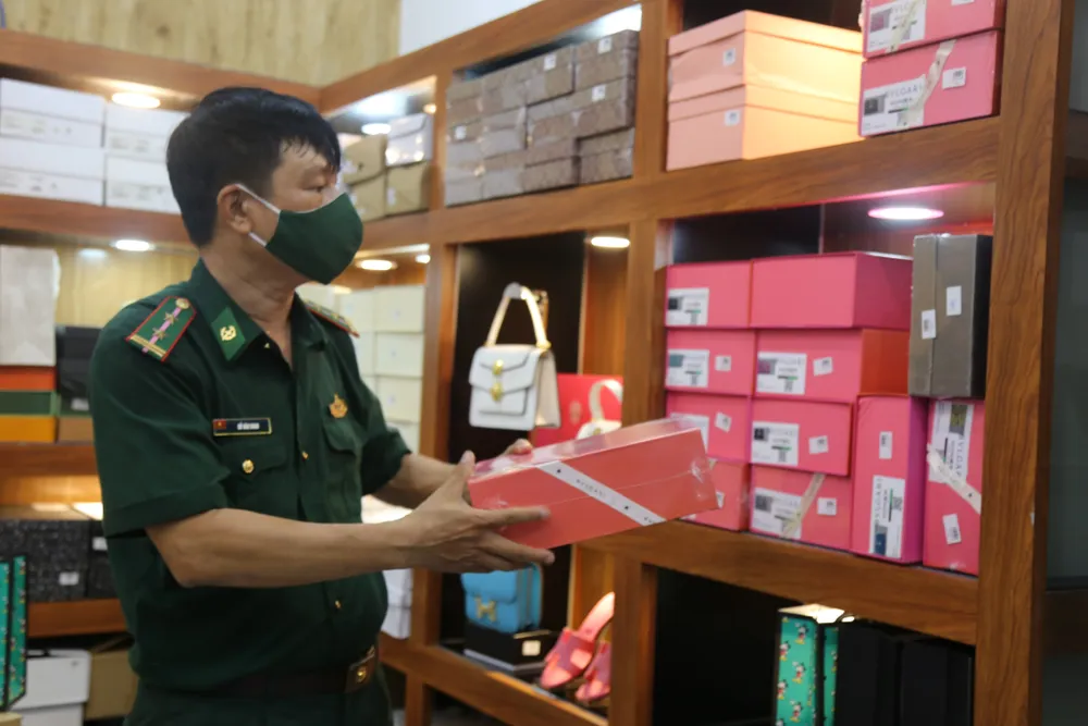 Phát hiện kho hàng hiệu nước ngoài không rõ nguồn gốc  ảnh 6