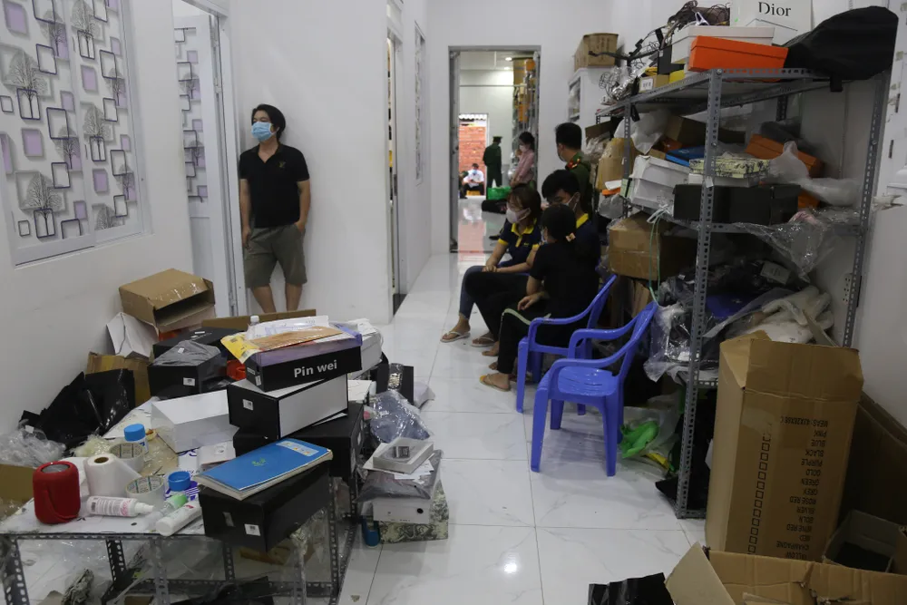 Phát hiện kho hàng hiệu nước ngoài không rõ nguồn gốc  ảnh 12