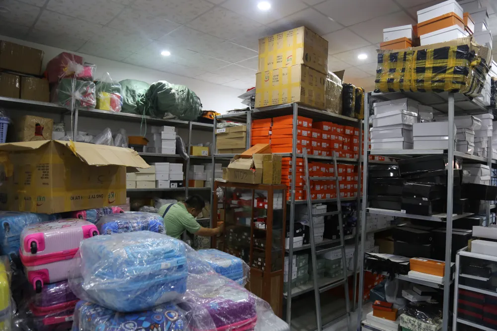 Phát hiện kho hàng hiệu nước ngoài không rõ nguồn gốc  ảnh 7