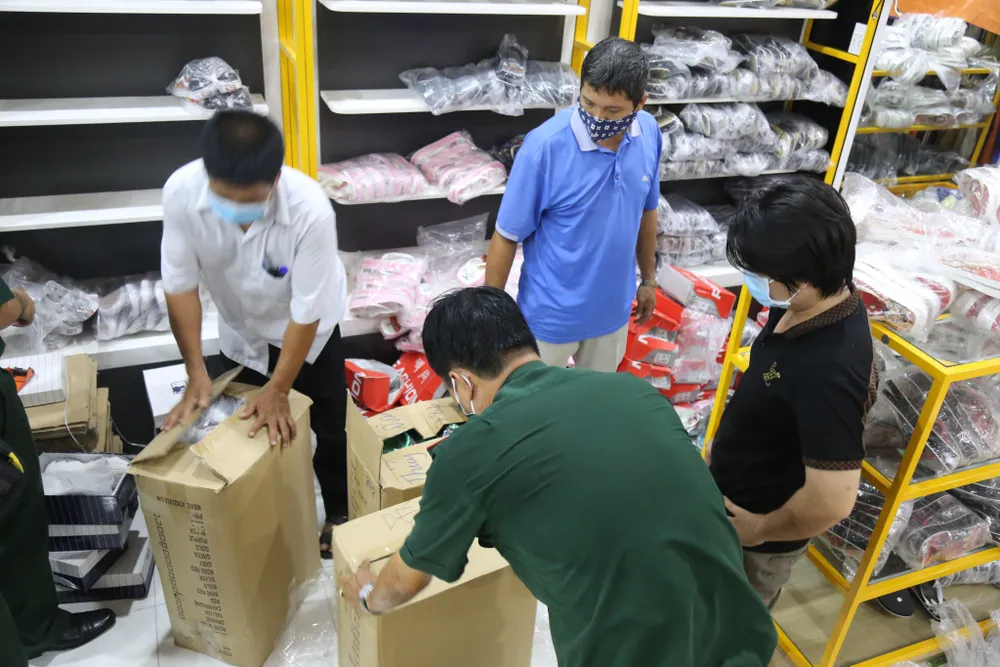 Phát hiện kho hàng hiệu nước ngoài không rõ nguồn gốc  ảnh 9