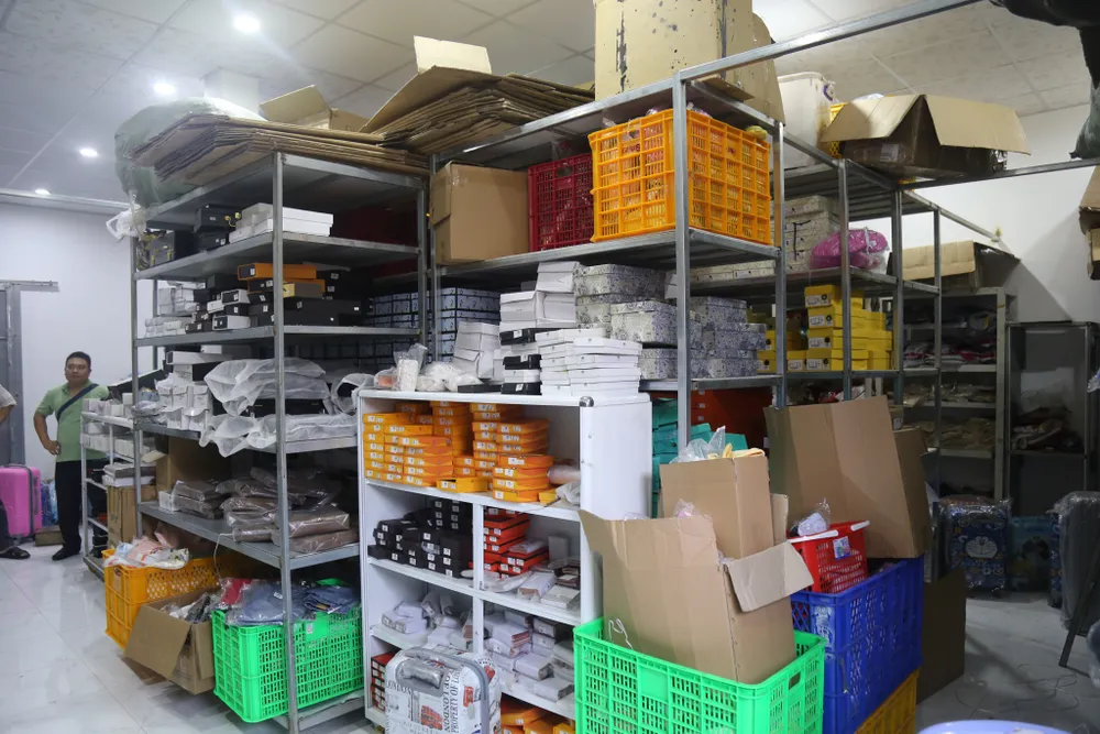 Phát hiện kho hàng hiệu nước ngoài không rõ nguồn gốc  ảnh 11