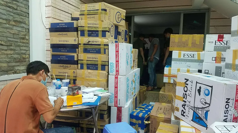 Phát hiện 2 kho hàng chứa thuốc lá nhập lậu và khẩu trang y tế cực lớn ở quận Tân Bình ảnh 4