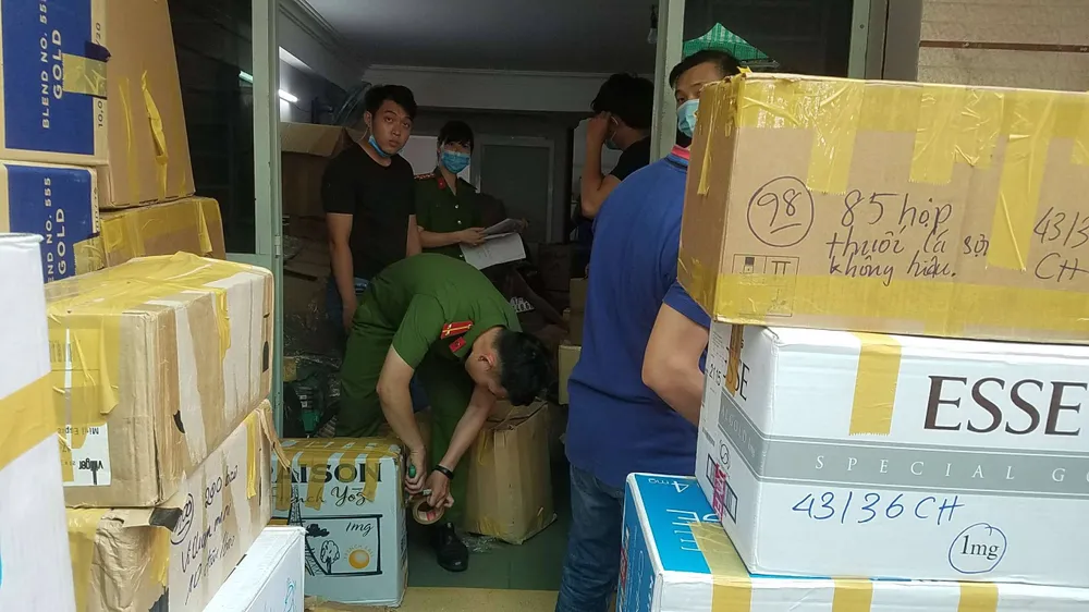 Phát hiện 2 kho hàng chứa thuốc lá nhập lậu và khẩu trang y tế cực lớn ở quận Tân Bình ảnh 3