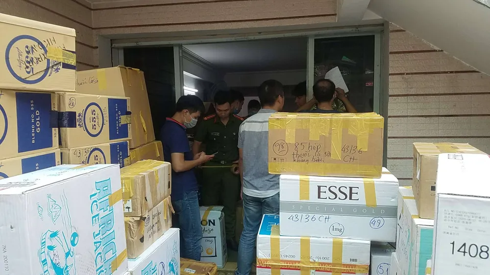 Phát hiện 2 kho hàng chứa thuốc lá nhập lậu và khẩu trang y tế cực lớn ở quận Tân Bình ảnh 2