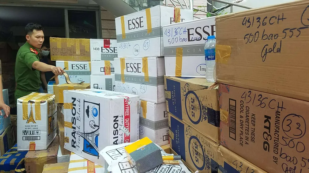 Phát hiện 2 kho hàng chứa thuốc lá nhập lậu và khẩu trang y tế cực lớn ở quận Tân Bình ảnh 1