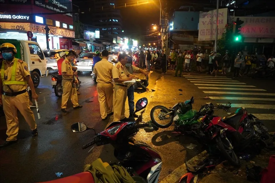 Nữ tài xế xe ô tô tông nhiều xe máy ở quận Bình Thạnh do đạp nhầm chân ga? ảnh 1