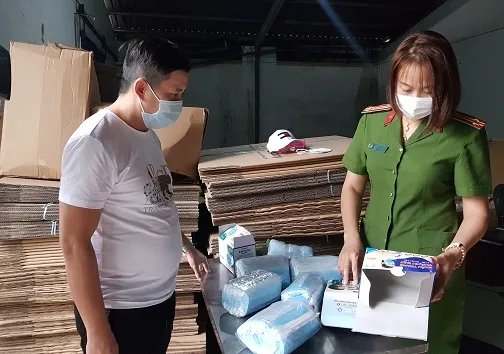Tạm giữ gần 900.000 chiếc khẩu trang y tế không rõ nguồn gốc xuất xứ  ảnh 1