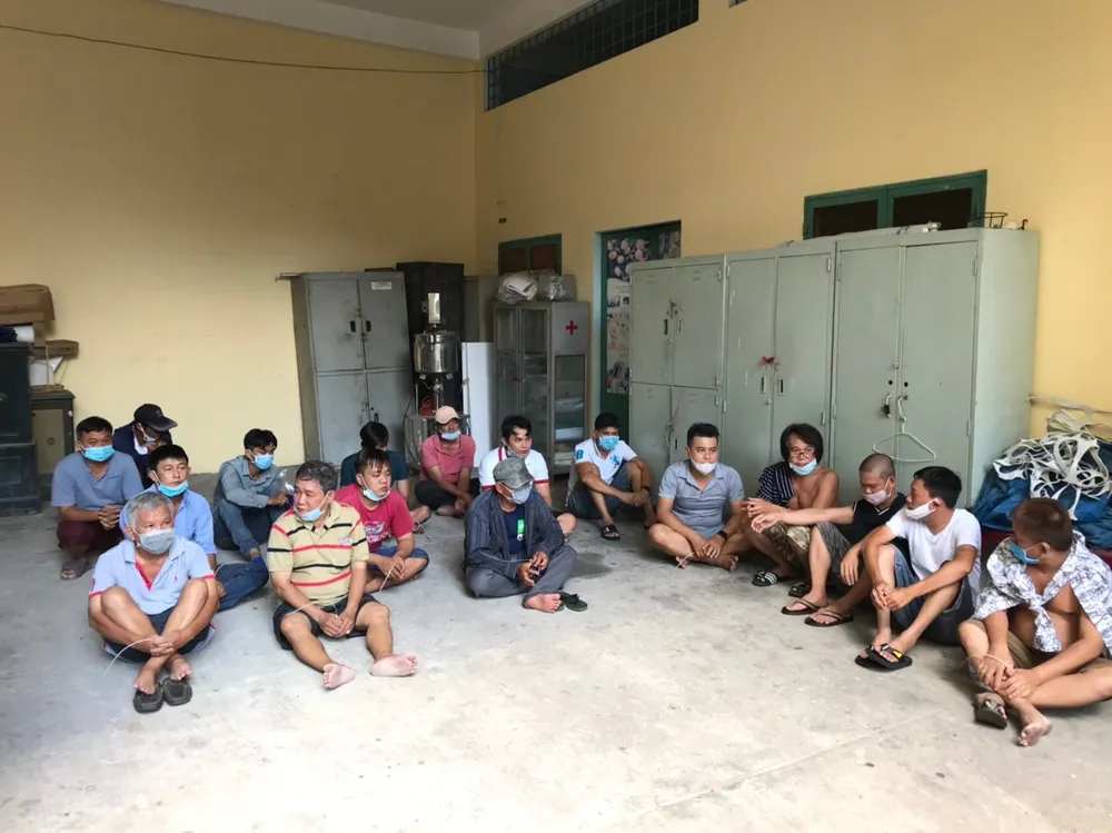 Phá trường gà ở quận Phú Nhuận, tạm giữ nhiều con bạc ảnh 2