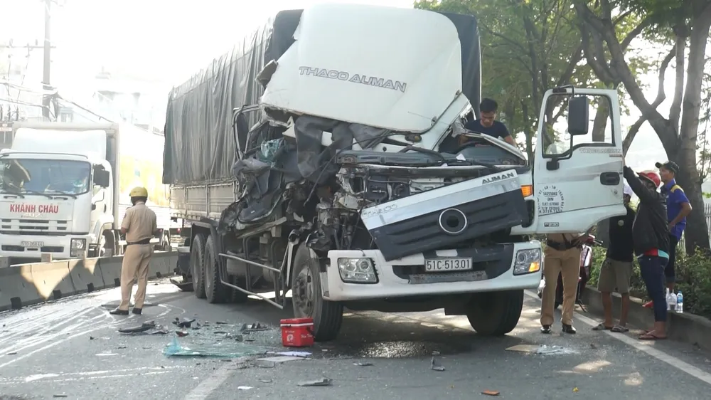 Va chạm liên hoàn 3 xe trên quốc lộ 1, giao thông ùn ứ kéo dài nhiều km ảnh 2