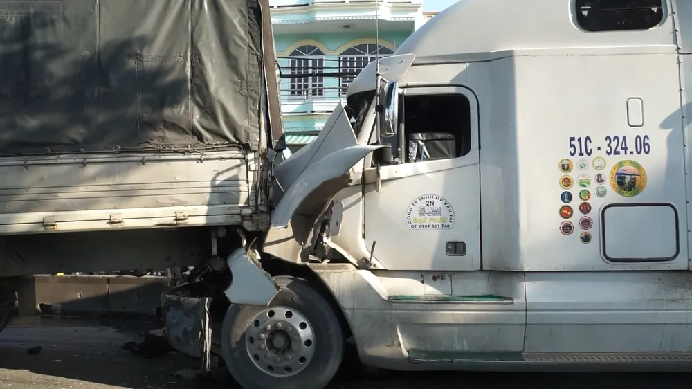 Va chạm liên hoàn 3 xe trên quốc lộ 1, giao thông ùn ứ kéo dài nhiều km ảnh 1